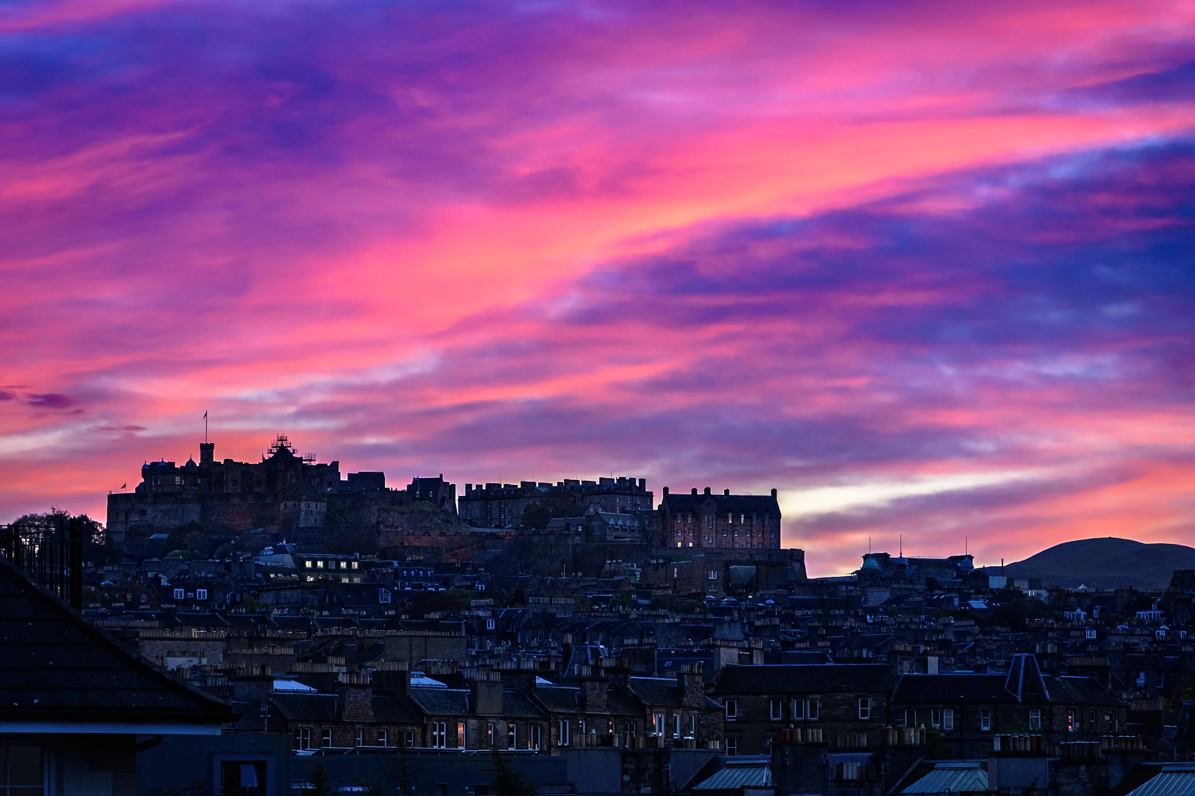 Le château d’Édimbourg au-dessus de la vieille ville au coucher du soleil